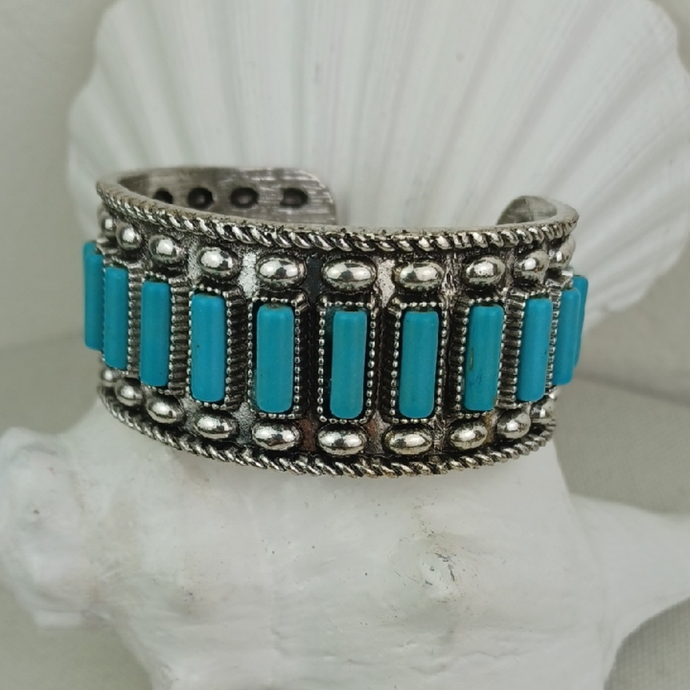 VTG Turquoise Silver Tone Southwest Boho Crafted Detail Cuff Bracelet Like New!